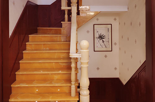 万山中式别墅室内汉白玉石楼梯的定制安装装饰效果
